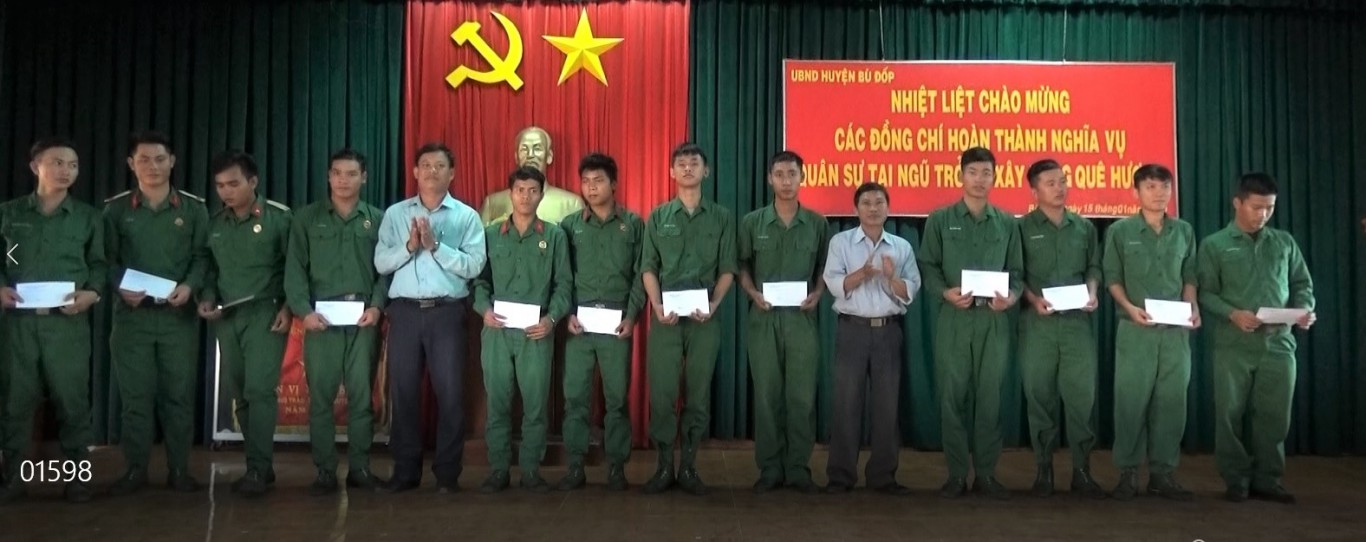 Đại diện lãnh đạo UBMTTQVN huyện trao quà cho các quân nhân xuất ngũ