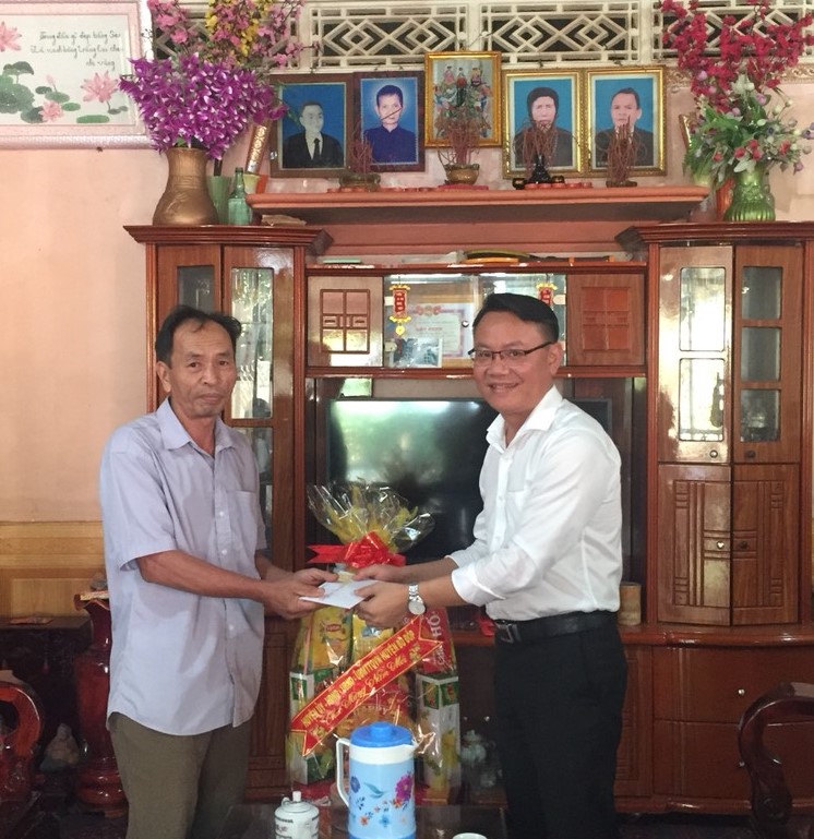 tang quà gia đình chính sách