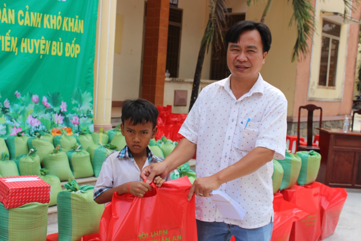 ong tran van thanh tang qua