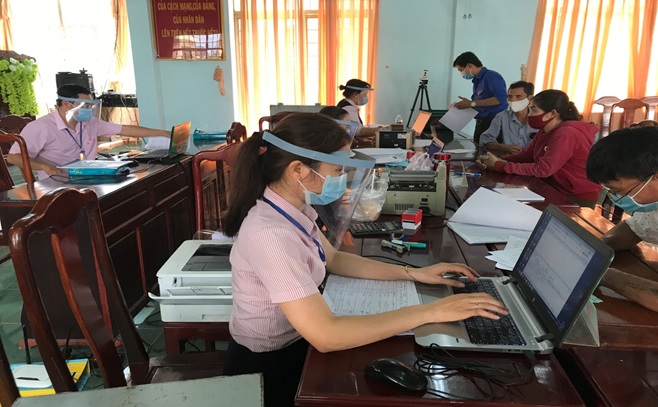 Cảm thông và chia sẻ trước những khó khăn của bà con. Ngân hàng chính sách xã hội huyện chủ động xây dựng kế hoạch và triển khai một số biện pháp ý nghĩa thiết thực tạo điều kiện để giúp bà con khôi phục sản xuất, kinh tế, tạo việc làm…Việc giải ngân nguồn vốn tín dụng chính sách được thực hiện tập trung tại các điểm giao dịch xã vào ngày giao dịch xã cố định, giúp bà con hạn chế chi phí thấp nhất khi vay vốn, được bà con và chính quyền địa phương đồng tình ủng hộ. Tính đến ngày 15/8/2020 tổng dư nợ đạt trên 257 tỷ đồng với gần 8.000 hộ vay. Trong đó nguồn vốn cho vay hộ nghèo, hộ cận nghèo, hộ mới thoát nghèo chiếm trên 41% trên tổng dư nợ.