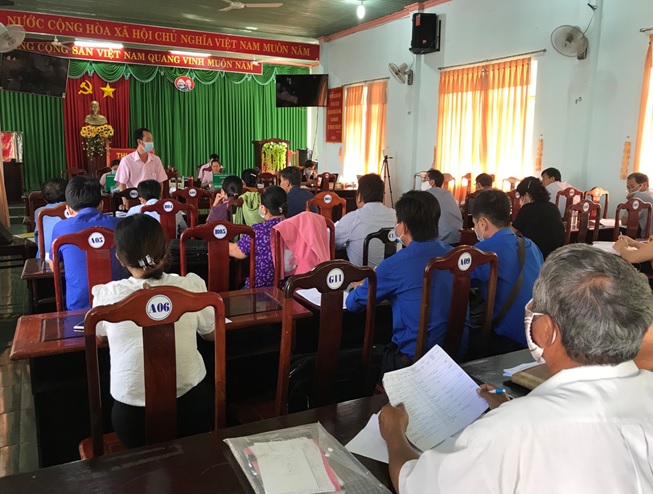 Hình ảnh cán bộ NHCSXH huyện họp giao ban với các Hội đoàn thể nhận ủy thác cấp xã, Ban quản lý Tổ Tiết kiệm & vay vốn.