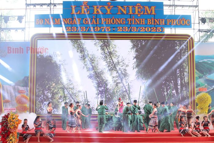 Chương trình nghệ thuật đặc biệt, được dàn dựng công phu, tái hiện những cột mốc quan trọng, khắc họa sinh động, rõ nét về mảnh đất và con người Bình Phước anh hùng từ trong chiến tranh đến hiện tại hòa bình và vươn lên phát triển